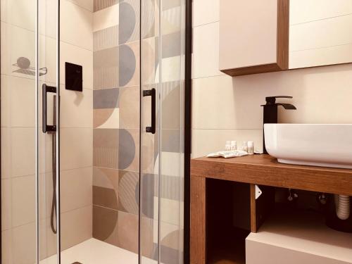 ein Badezimmer mit Waschbecken und Dusche in der Unterkunft Casa di Stella in Montepulciano