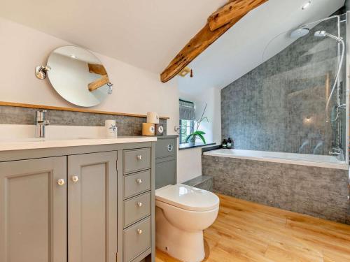 een badkamer met een wastafel, een toilet en een bad bij 2 Bed in Bude oc-64088 in Marhamchurch