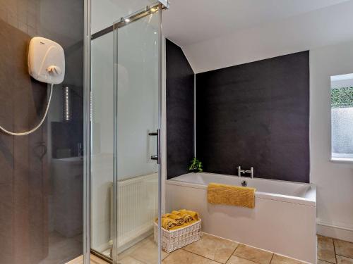 een badkamer met douche en ligbad bij 2 Bed in Hartland FIREB in Hartland