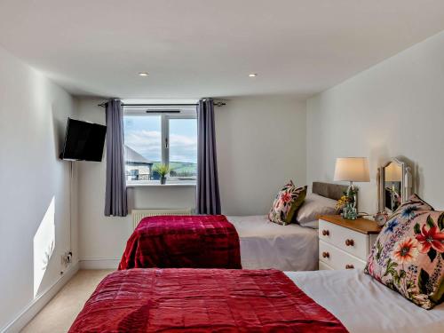 een slaapkamer met twee bedden en een raam bij 2 Bed in Hartland FIREB in Hartland