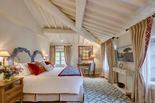 Ένα ή περισσότερα κρεβάτια σε δωμάτιο στο Borgo San Felice Resort