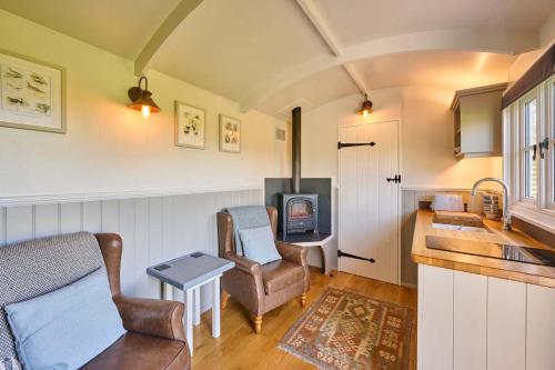 een keuken met een bank, een stoel en een fornuis bij Host and Stay - Florence in Marsham