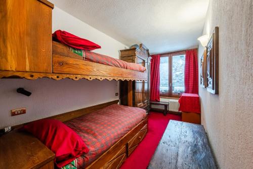 ein Schlafzimmer mit einem Etagenbett in einem Zimmer in der Unterkunft tHE Courmaison - Courmayeur in Courmayeur