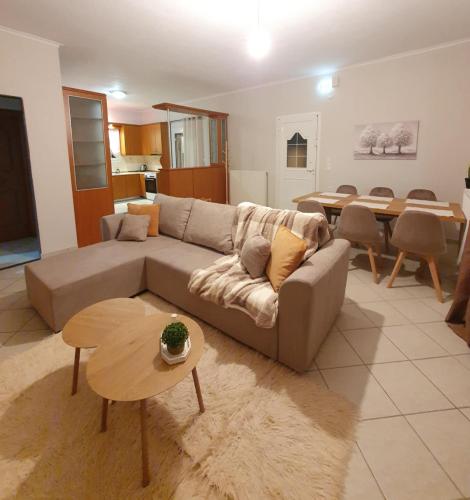 ein Wohnzimmer mit Sofa und Tisch in der Unterkunft Konitsa Horizon Villa in Konitsa