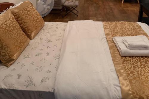 Postel nebo postele na pokoji v ubytování Cozy London House Retreat