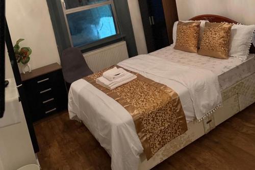 Postel nebo postele na pokoji v ubytování Cozy London House Retreat