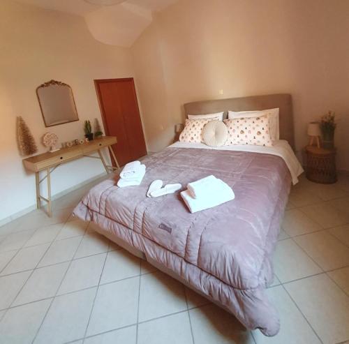 Giường trong phòng chung tại Konitsa Horizon Villa