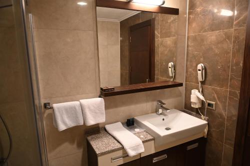 un bagno con lavandino e specchio di Barden Hotel&Spa a Siirt