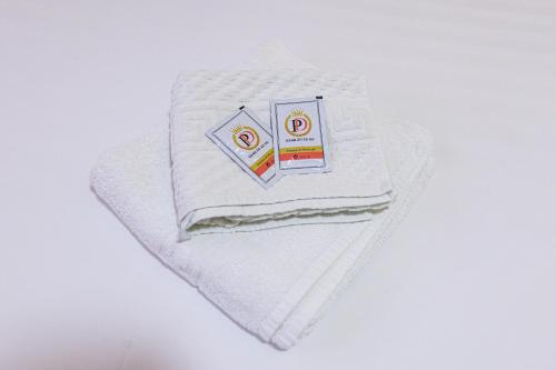 einem Stapel weißer Handtücher auf weißem Hintergrund in der Unterkunft Pensiunea Domneasca in Piteşti