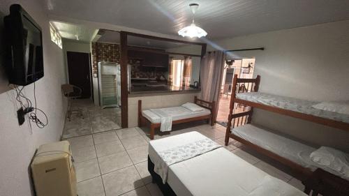 En eller flere senge i et værelse på Recanto Pousada JU&JU com piscina COMPARTILHADA