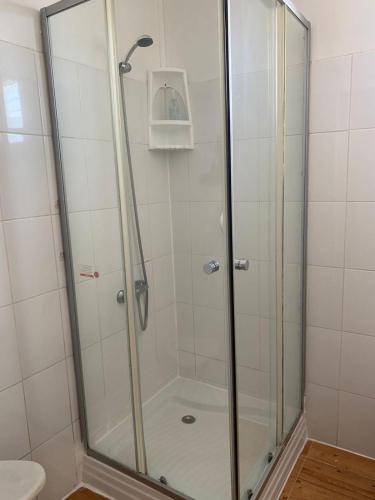 a shower with a glass door in a bathroom at Loft Tongoy 1 frente al mar in Coquimbo