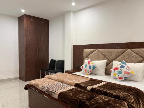 En eller flere senge i et værelse på Skyvale Nainital 4BHK Mountain View Villa