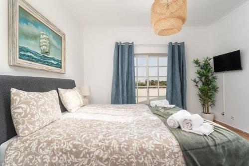 a bedroom with a bed and a window at Spacious Villa Swimming Pool by HostWise in Lagoa
