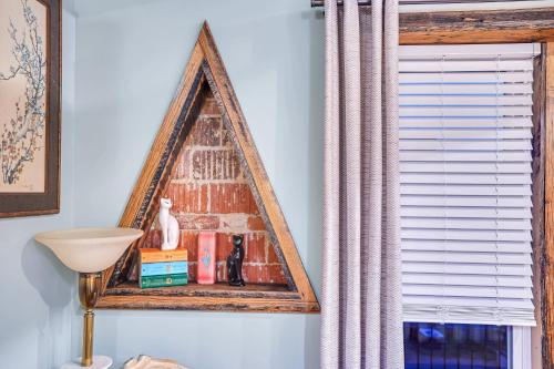 een beeldframe op een muur naast een raam bij Stylish Retro Stay, Columbia House Unit D apts in Somerset