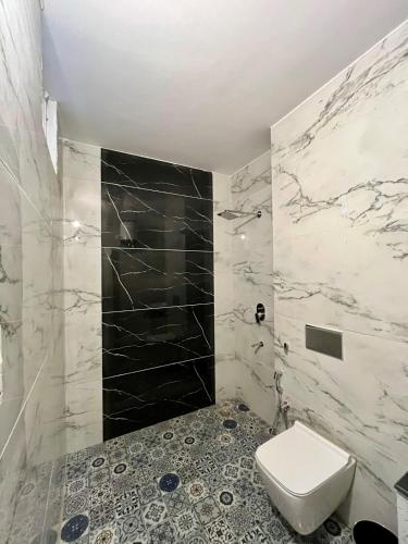 Phòng tắm tại Slow By Poly- an experiential stay in Dehradun