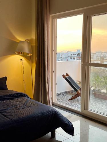 Giường trong phòng chung tại Slow By Poly- an experiential stay in Dehradun