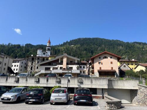 un gruppo di auto parcheggiate in un parcheggio sotto un ponte di Mountain home with sauna a Sùtrio