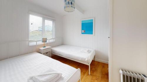 En eller flere senge i et værelse på D44 Pendarves, Riviere Towans