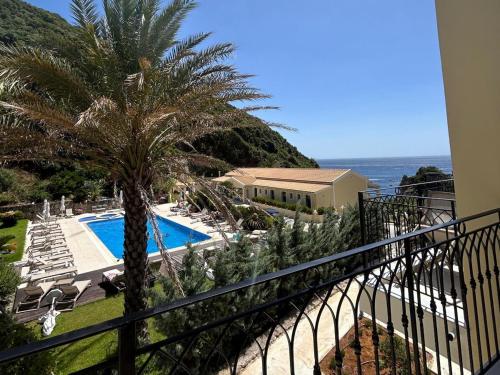 Un balcón con vistas a la piscina y al océano. en Corfu valley view, en Paleokastritsa