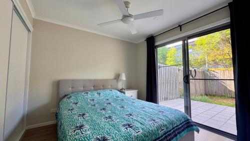 En eller flere senge i et værelse på Market Square Modern Haven - Near QEII and Griffith Uni