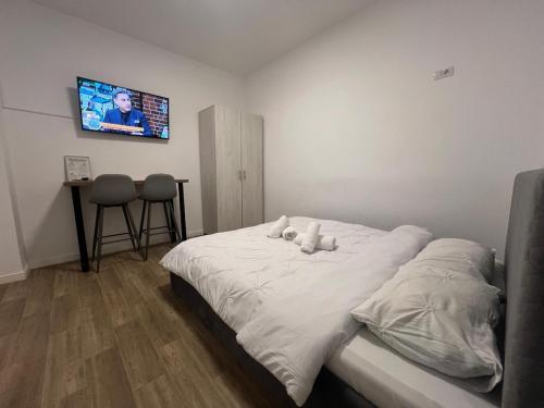 ein Schlafzimmer mit einem Bett, auf dem ein Teddybär liegt in der Unterkunft Unirii Square Studio in Iaşi