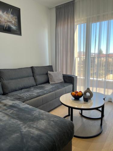ein Wohnzimmer mit Sofa und Tisch in der Unterkunft Apartman Ivana Posušje in Posušje