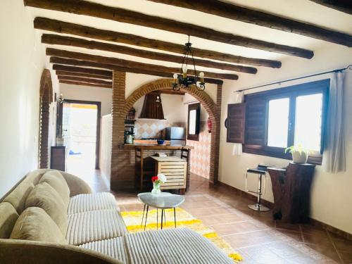 ein Wohnzimmer mit Sofa und Tisch in der Unterkunft Villa Lina in Órgiva