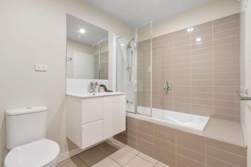 Et badeværelse på Market Square Modern Haven - Near QEII and Griffith Uni