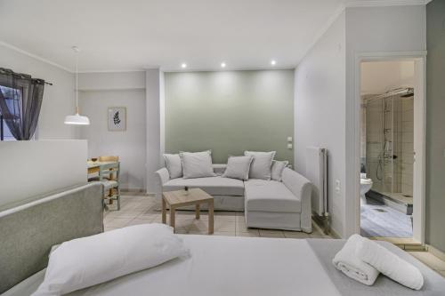 een woonkamer met een bank en een tafel bij Elaia studio 5 in Lefkada