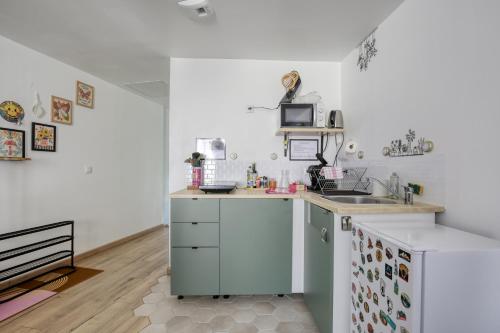 Kuchyň nebo kuchyňský kout v ubytování Maison cosy emplacement idéal Chartres, Netflix, Wifi, garage vélos