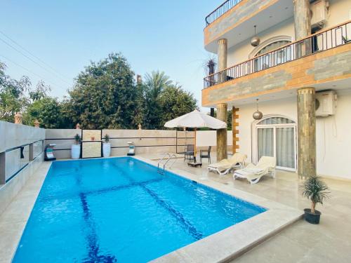 una piscina nel cortile di una casa di Villa Luna Simone a Al Karnak