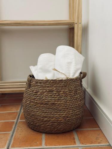 a basket of toilet paper sitting on a floor at Ar do Mar in Florianópolis