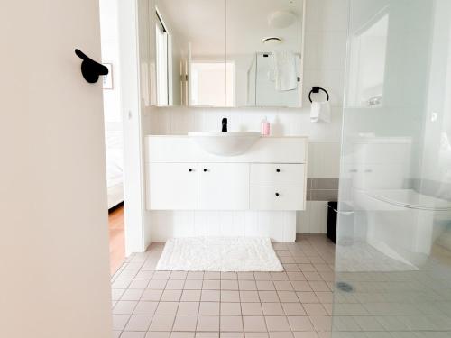 Phòng tắm tại CBD - Free Parking - Pool Spa Gym - 4 People