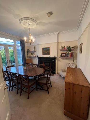 TV a/nebo společenská místnost v ubytování Spacious Home - Solihull Town Centre- Near NEC-BHX