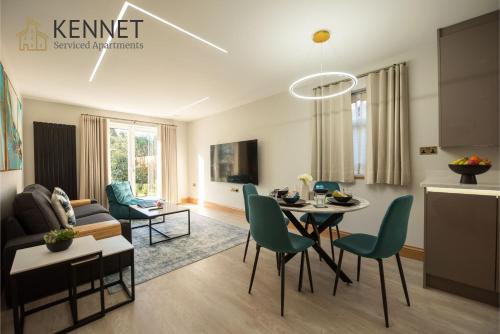 een keuken en een woonkamer met een tafel en stoelen bij Oak Lodge in Reading