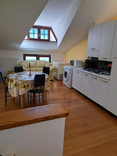 Carmen2 في Miroglio: مطبخ وغرفة معيشة مع طاولة ومطبخ مع طاولة طعام