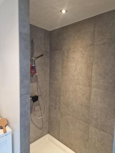 eine Dusche mit Duschkopf im Badezimmer in der Unterkunft Oostduinkerke Apartments 2 in Oostduinkerke