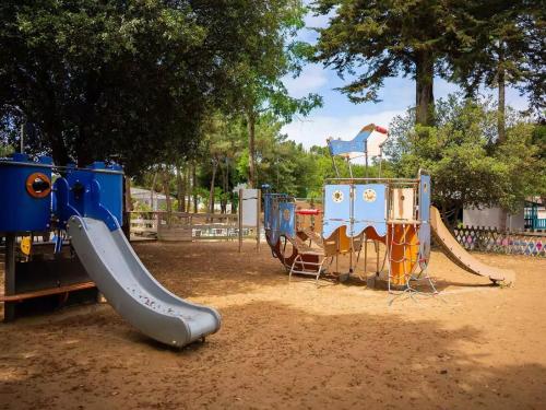 een speeltuin met glijbaan in een park bij Mobile Home 127 Bois Dormant in Saint-Jean-de-Monts