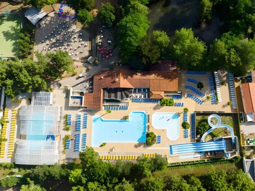een luchtfoto van een resort met zwembad bij Mobile Home 127 Bois Dormant in Saint-Jean-de-Monts