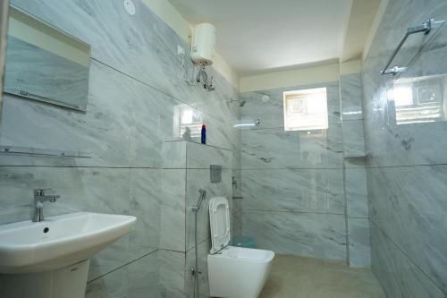 Phòng tắm tại Le Penguin Serviced Apartments