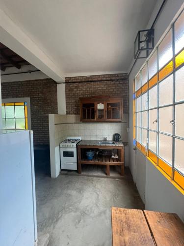 una cucina con fornelli e lavello di Casa Casona Las Toscas a Miramar