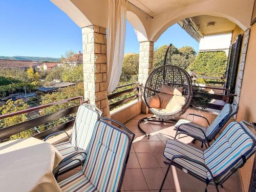 einen Balkon mit 2 Stühlen und einer Schaukel in der Unterkunft Apartment Ana-1 by Interhome in Turanj