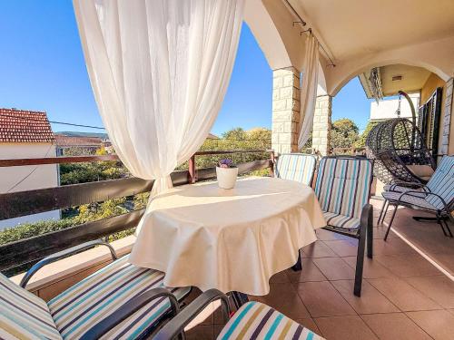 ein Balkon mit Tisch und Stühlen auf einem Balkon in der Unterkunft Apartment Ana-1 by Interhome in Turanj