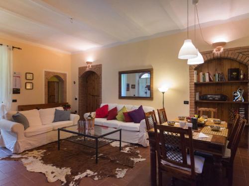 un soggiorno con un divano e un tavolo di Apartment Casa Domenico 2 by Interhome a Montefiascone