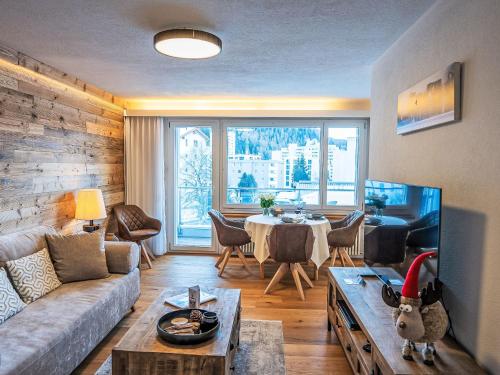 een woonkamer met een bank en een tafel bij Apartment Chesa Fleury by Interhome in St. Moritz