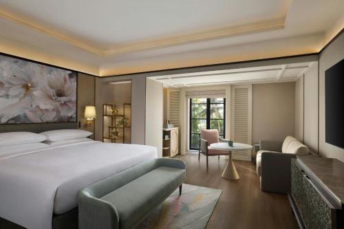 een hotelkamer met een bed en een bureau bij Renaissance Goa Hotel in Goa