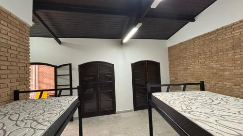 En eller flere senge i et værelse på Ubatuba Sport House