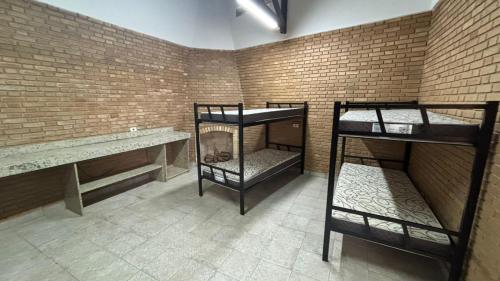 En eller flere senge i et værelse på Ubatuba Sport House