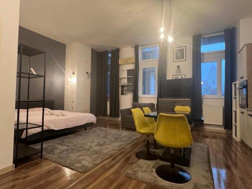 En eller flere senge i et værelse på Studio near the Metropolitan Church