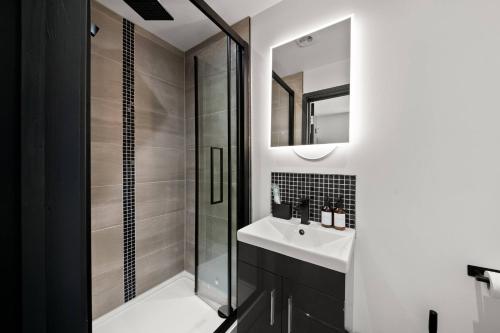 Et badeværelse på Luxury Modern 3bed 3en-suites | Central Reading